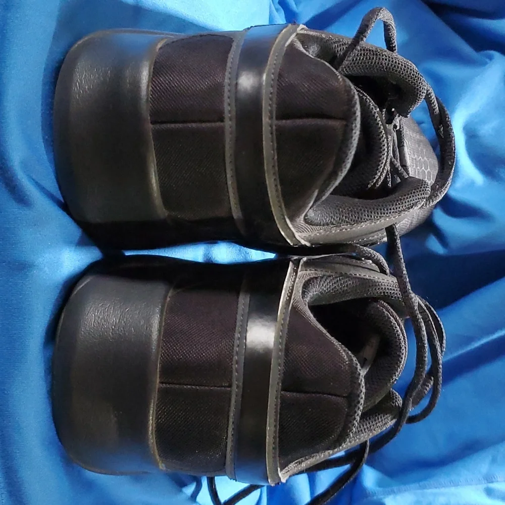 Nike athletic shoes - Picture 4 of 5